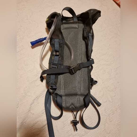 🩶Host Pick🩶Escape 2L hydration backpack hiking running - Picture 12 of 16